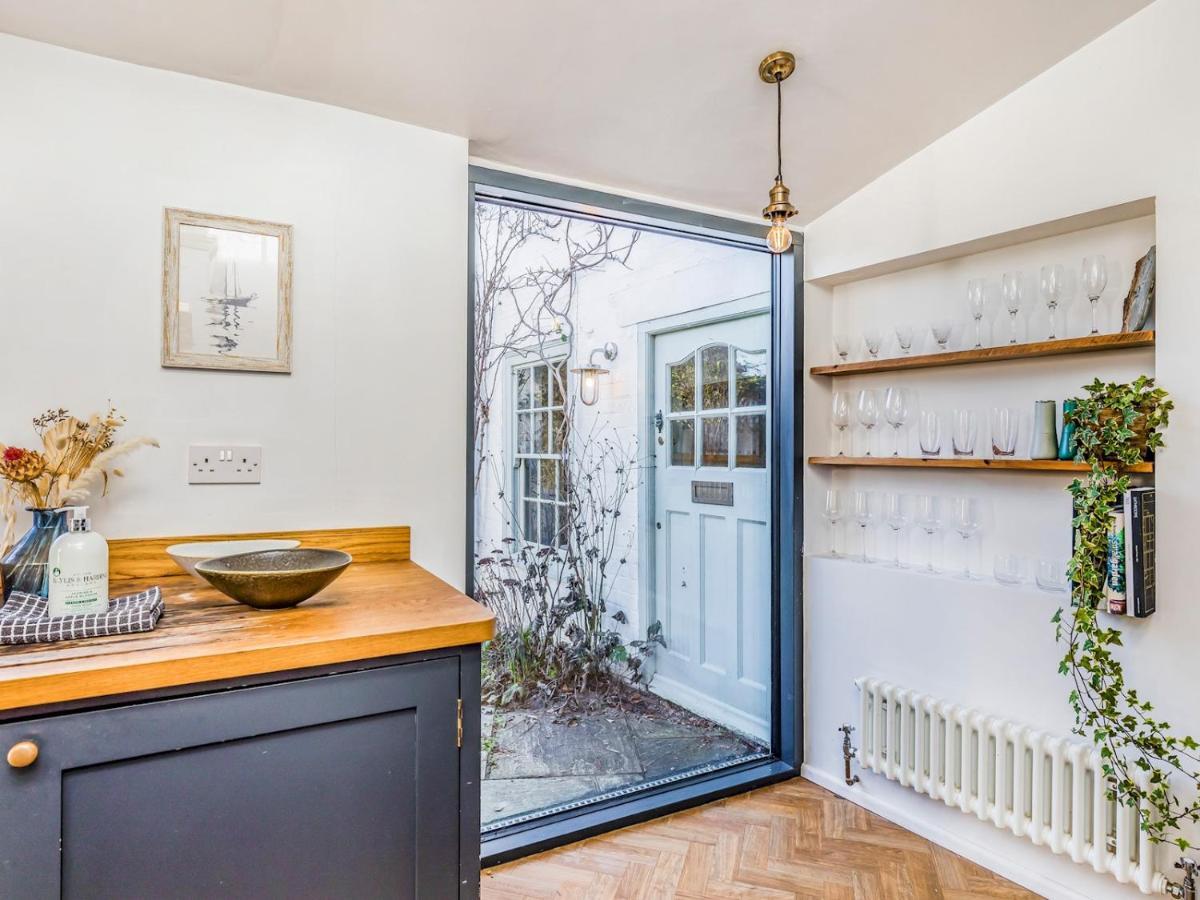 Pass The Keys Charming Downland Cottage Chichester Exterior photo